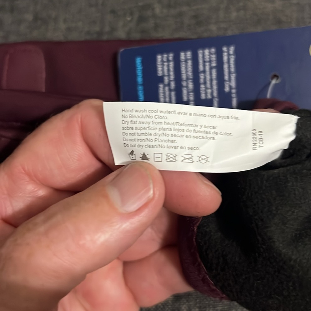 Isotoner gloves ๐๐น๐น - Picture 3 of 4